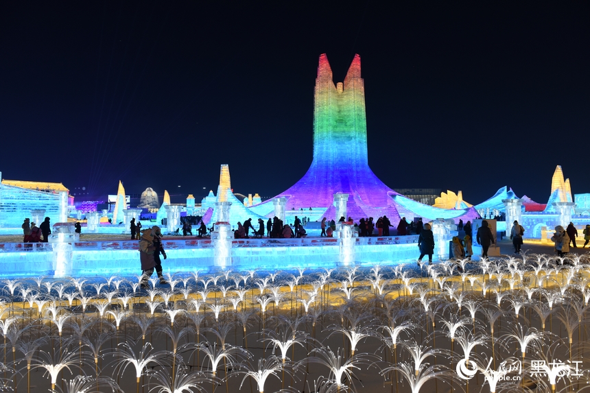 游客在冰雪大世界園區游覽。人民網蘇靖剛攝