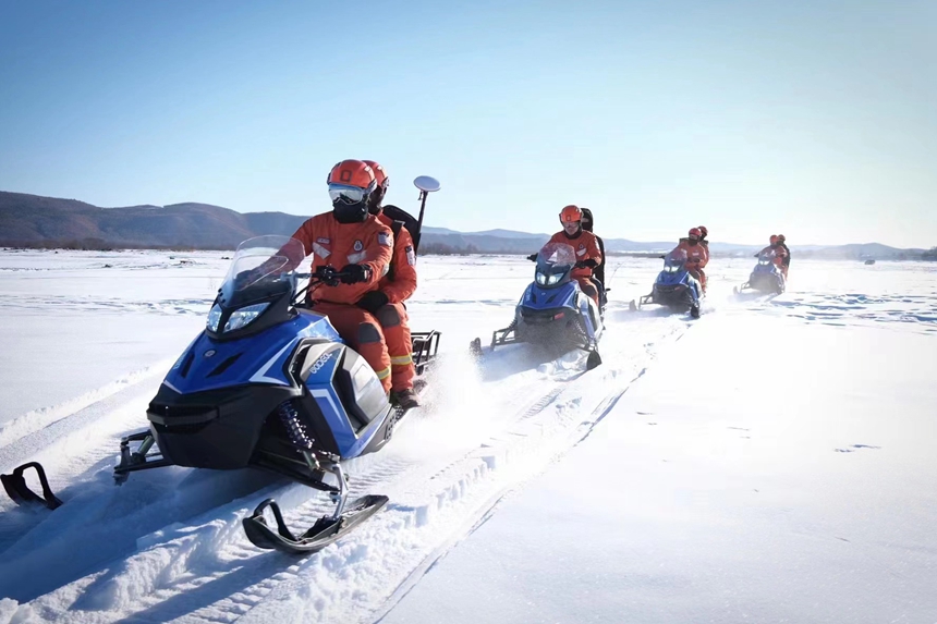 雪地摩托搜救小組進行冰面搜救演練。蘇家輝攝