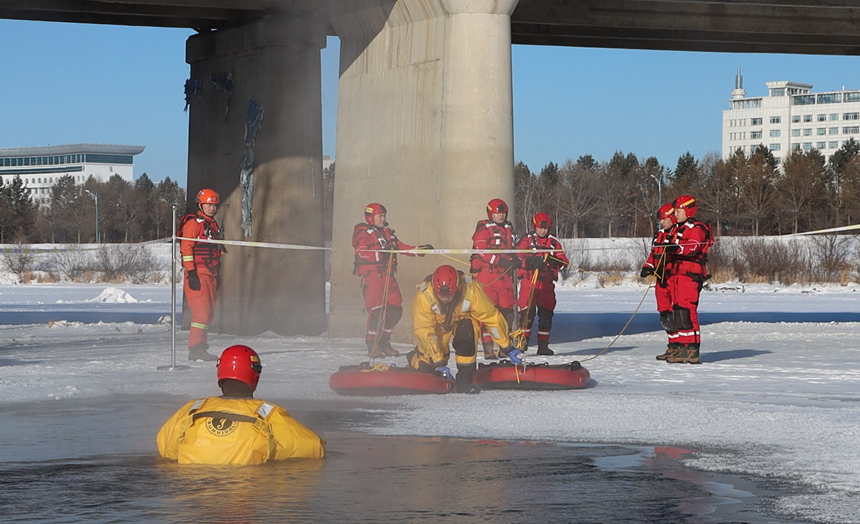 救援小組進行冰面營救演練。蘇家輝攝