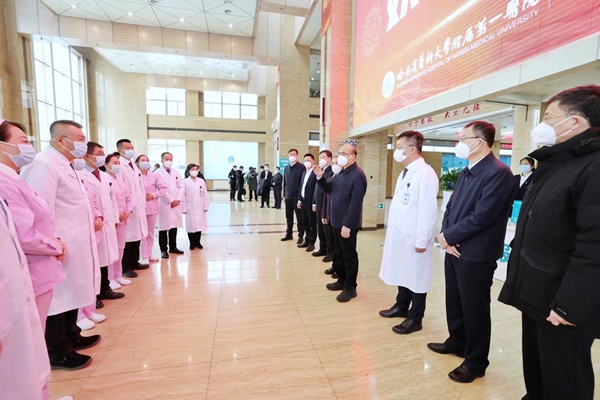 许勤到哈尔滨医科大学附属第一医院群力院区，看望慰问医护人员。