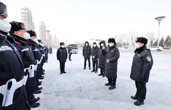 在哈尔滨交警支队上江街交通岗，许勤现场了解节假日交通情况。