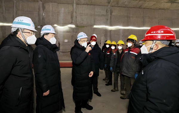 在哈尔滨市地铁3号线公路大桥站施工现场，许勤向夜以继日工作在施工一线的工人表示感谢。