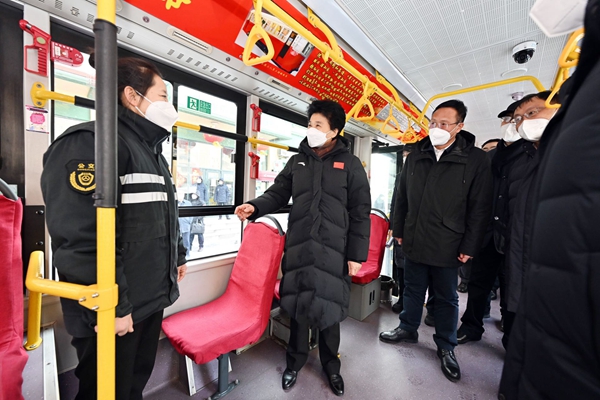 在滨江新城公交首末站，省委副书记、省长梁惠玲与公交驾驶员亲切交谈