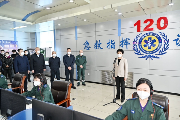 省委副书记、省长梁惠玲在哈尔滨市急救中心，看望慰问急救中心值班人员