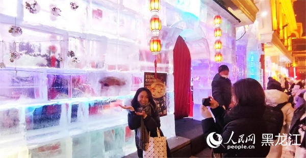 “冰磚凍魚”引游客紛紛打卡拍照。人民網 尚城攝