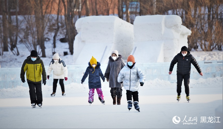 全民健身上冰雪 哈爾濱公益冰場迎來“熱”潮