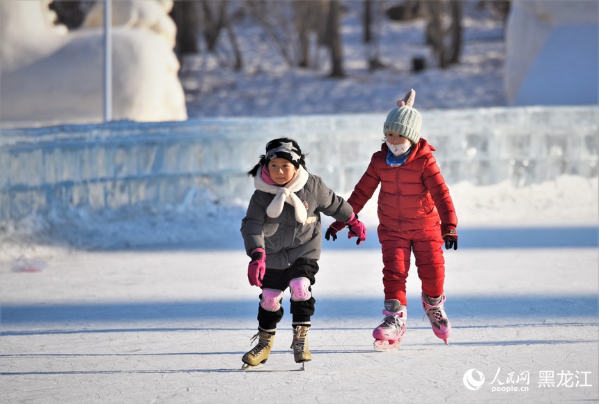全民健身上冰雪 哈尔滨公益冰场迎来“热”潮