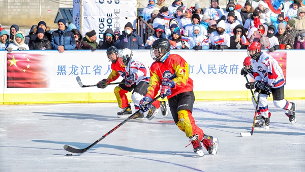 2月25日，在黑龙江举行的第五届中俄界江冰球赛比赛现场