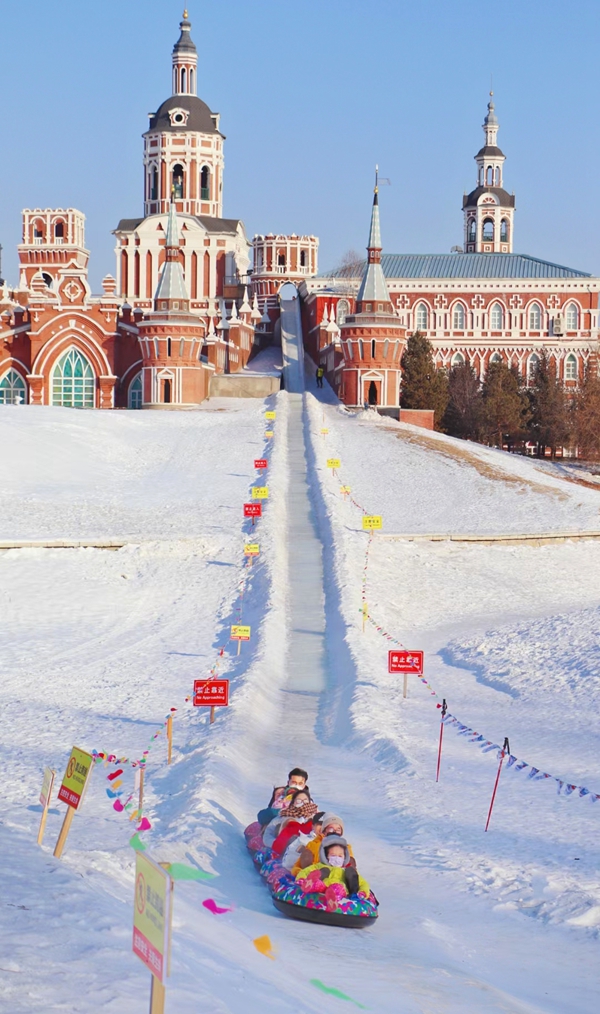 今冬，充满异域风情的哈尔滨伏尔加庄园是游客们的热门目的地之一。