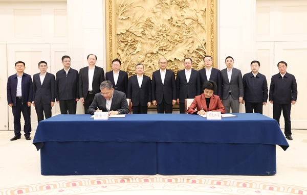 黑龙江省人民政府与商务部签署战略合作协议