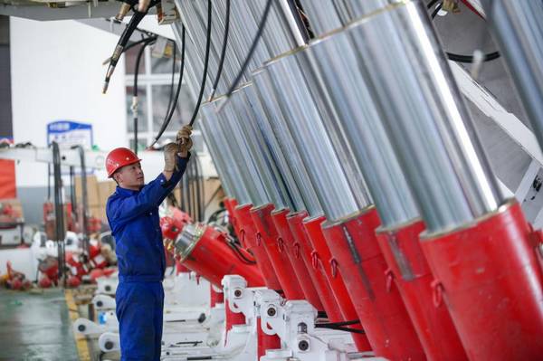 龙煤集团双鸭山公司双阳煤矿电液控液压支架正在组装。