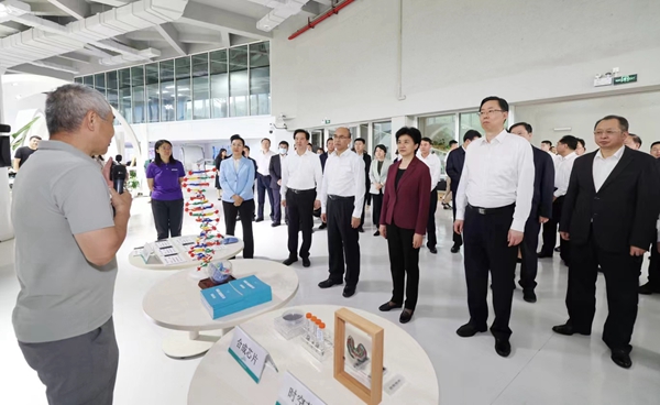 黑龙江省党政代表团在华大基因国家基因库考察