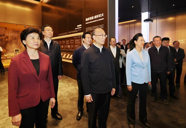 黑龙江省党政代表团在深圳证券交易所考察