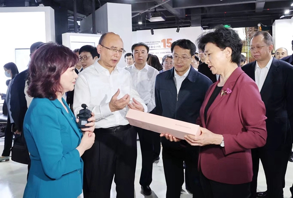 黑龙江省党政代表团在深圳市工业设计行业协会中芬设计园考察