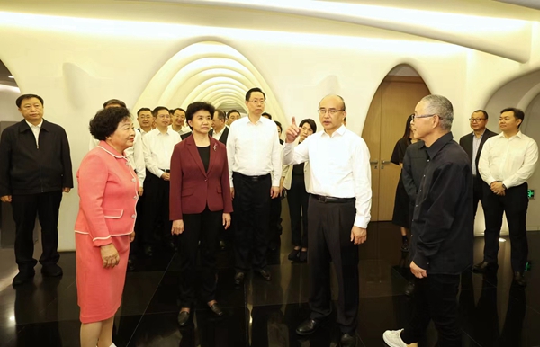 黑龙江省党政代表团在玛丝菲尔时尚集团考察