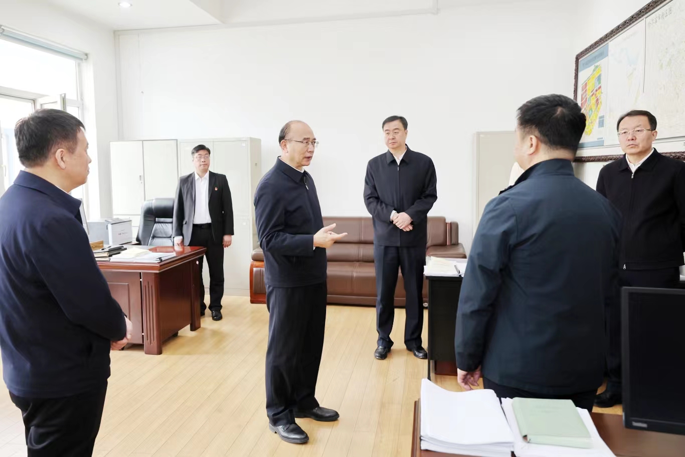 在省住建厅，许勤来到住建行政受理中心、市政基础设施、住房保障和房地产等处室调研主题教育开展情况。