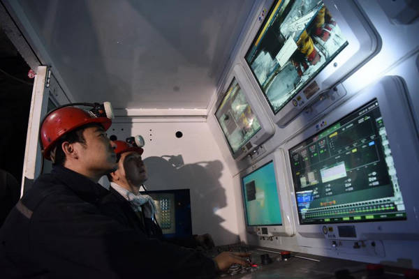 龙煤集团七台河公司新兴煤矿职工正在远程操控智能化综采工作面。 龙煤集团供图