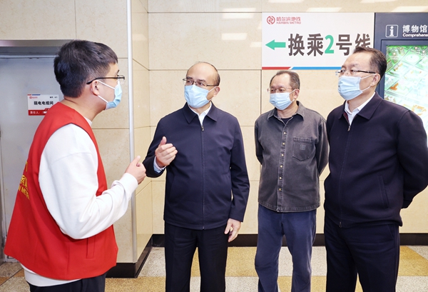许勤来到哈尔滨地铁博物馆站内，详细了解客流和安全等情况。