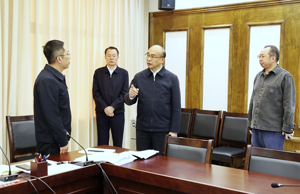 在省委值班室，许勤看望值班值守人员，听取值班值守情况汇报。