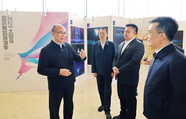 许勤到哈尔滨大剧院调研