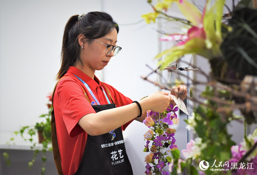 选手正在进行花艺项目比赛。人民网记者 苏靖刚摄