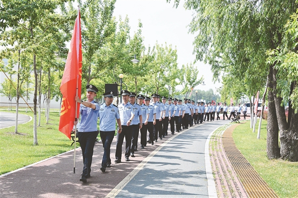 禁毒委成员单位参加“6·26万人健步行”活动。