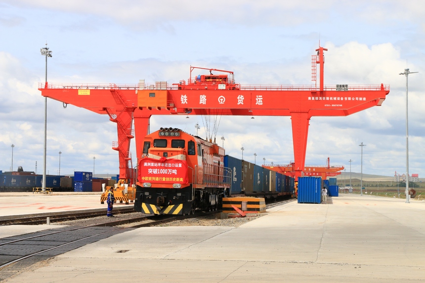 满洲里口岸上半年铁路货运进出口量突破1000万吨。
