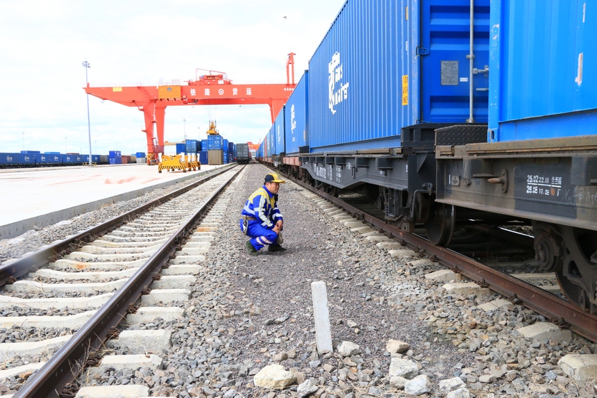 滿洲裡口岸上半年鐵路貨運進出口量突破1000萬噸。