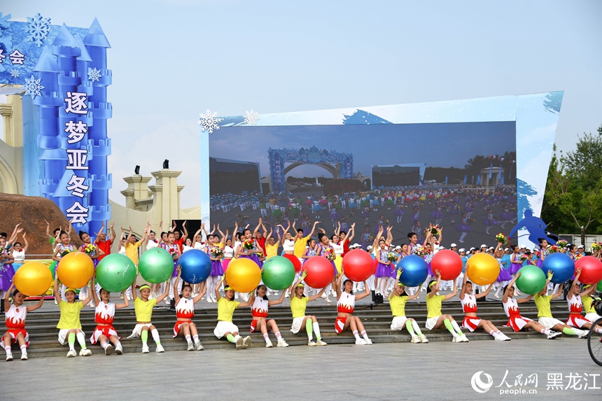 哈尔滨成功申办2025年第九届亚洲冬季运动会庆祝仪式现场。 人民网记者 苏靖刚摄