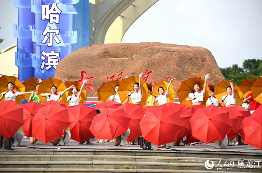 哈尔滨成功申办2025年第九届亚洲冬季运动会庆祝仪式现场。 人民网记者 苏靖刚摄