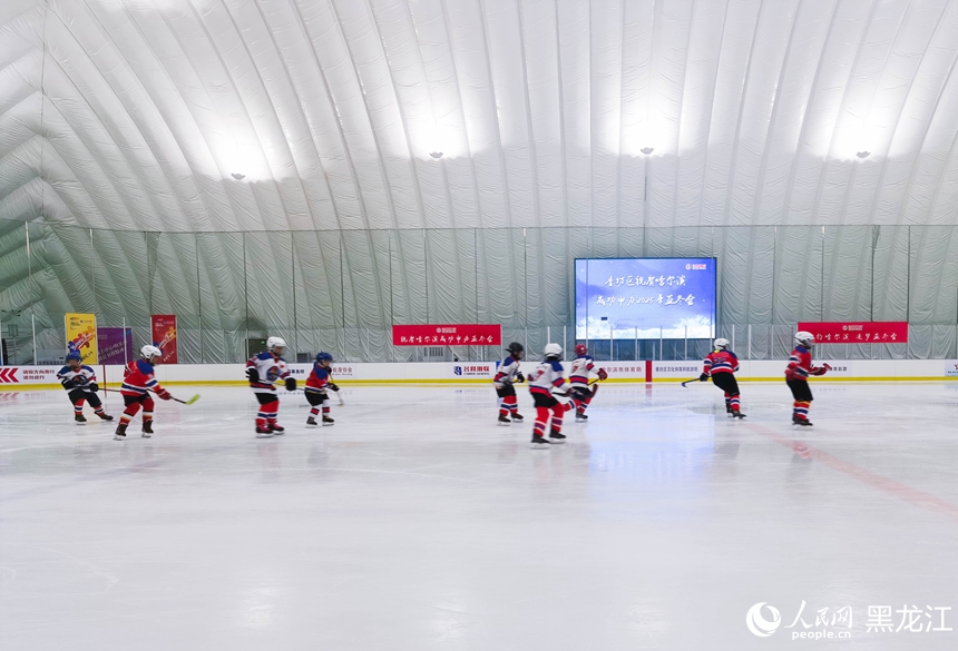 香坊区冰上运动中心举办少儿冰球比赛庆祝哈尔滨成功申办2025年亚冬会。人民网 徐成龙摄