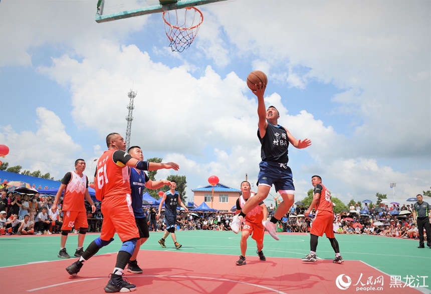 哈尔滨：“村BA”决赛开赛 点燃夏日篮球热情