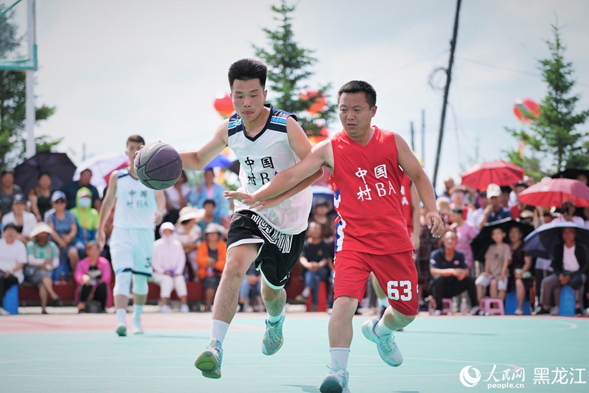 哈尔滨：“村BA”决赛开赛 点燃夏日篮球热情