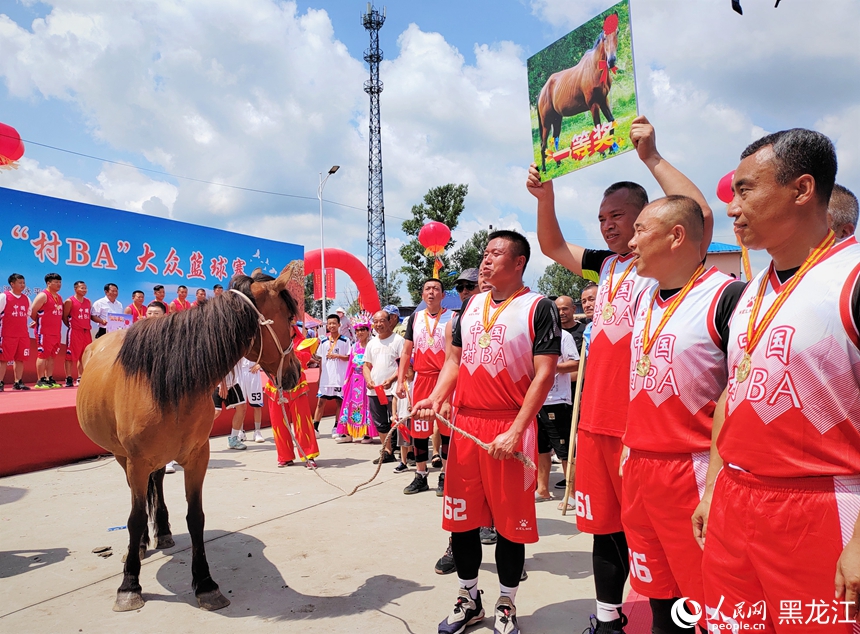 哈尔滨：“村BA”决赛开赛 点燃夏日篮球热情