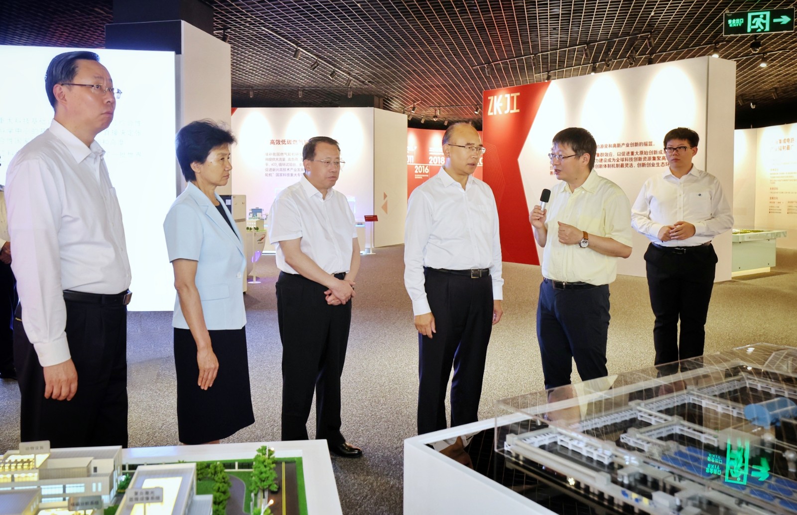 7月19日，黑龙江省党政代表团到上海张江科学城展示厅学习考察。