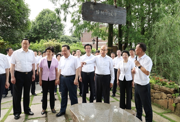 7月21日，黑龙江省党政代表团到杭州市余杭区径山镇小古城村学习考察