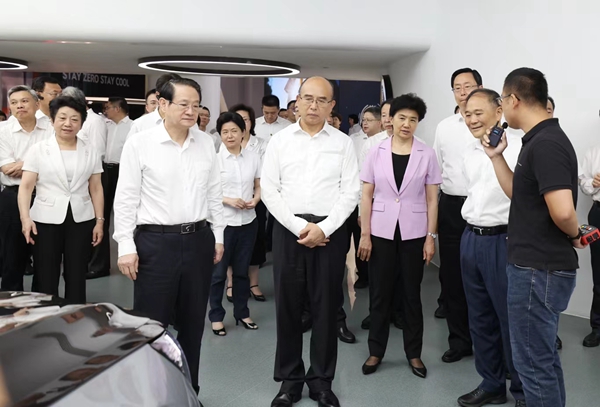 7月21日，黑龙江省党政代表团到吉利控股集团有限公司学习考察