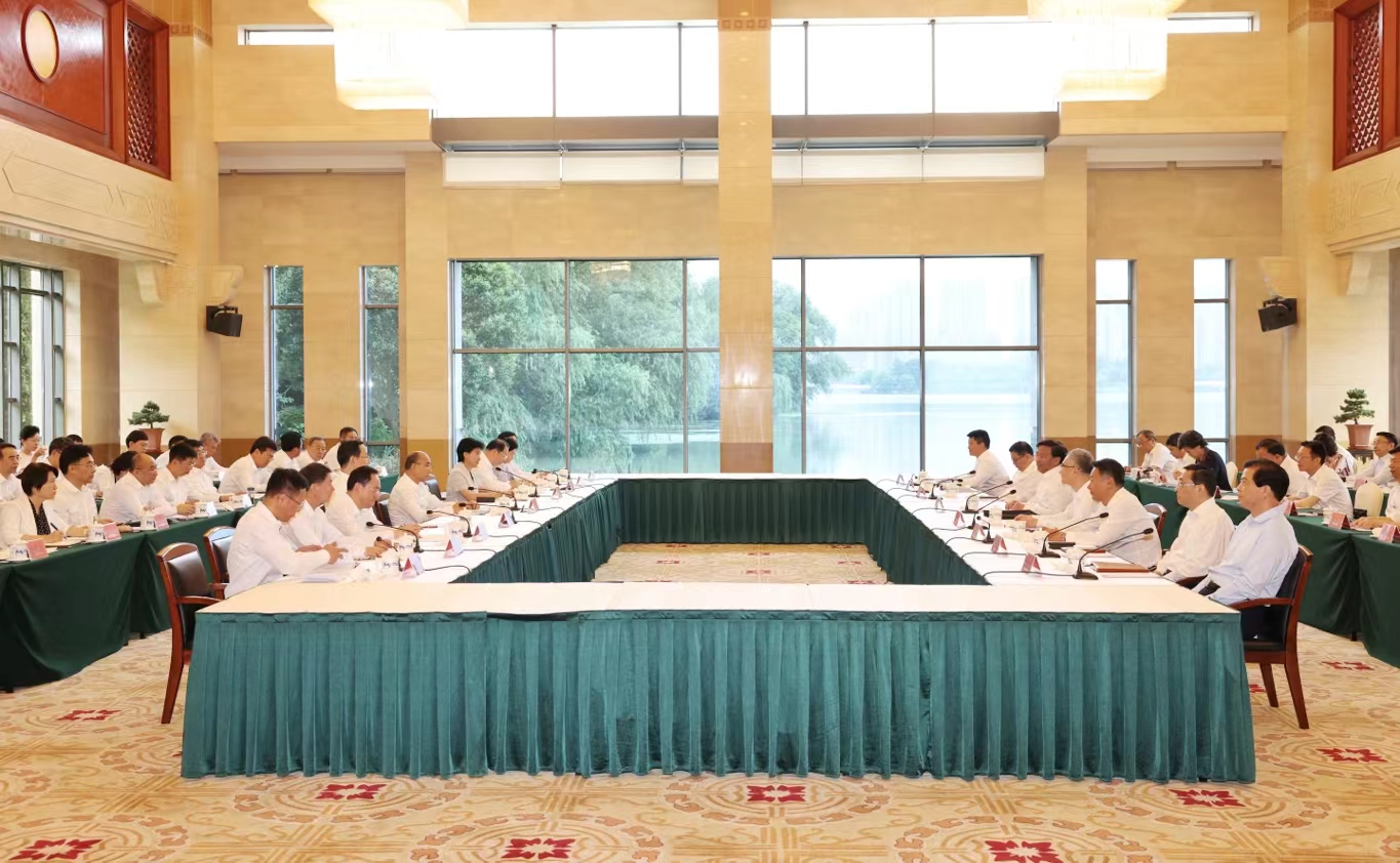 7月22日,黑龙江省党政代表团赴安徽省学习考察,并在合肥举行工作交流座谈会。