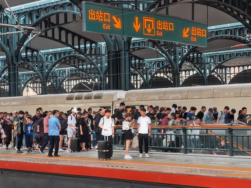 哈爾濱鐵路暑運客流超春運 日均增幅達55%
