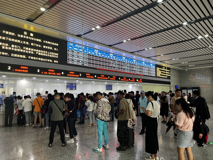 哈尔滨铁路暑运客流超春运 日均增幅达55%