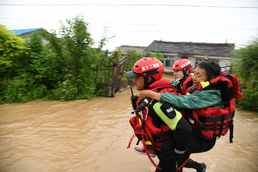 哈尔滨市消防救援支队引导转移五常被困群众900余人