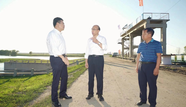 8月10日，许勤在肇源县牛毛沟望海泄洪闸检查巡堤查险、物资准备等工作。