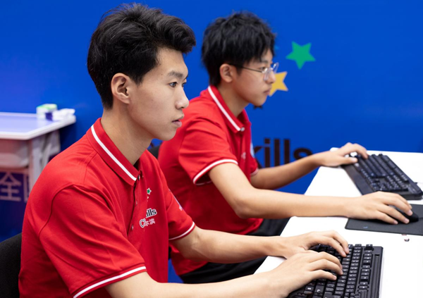 哈尔滨市现代应用技术学校学生赵嘉裕（左）、李鹏辉在比赛中。李军摄