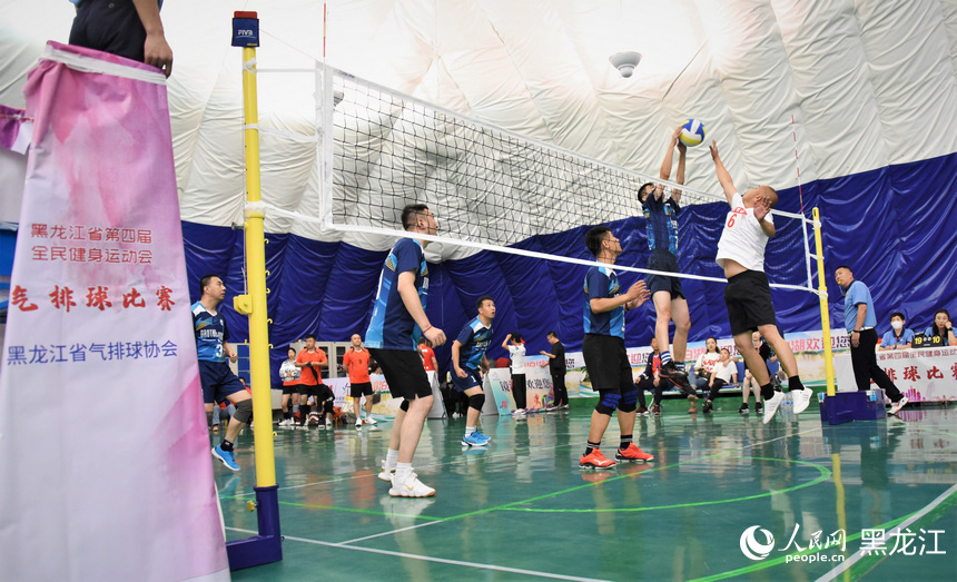 气排球比赛现场。人民网记者 苏靖刚摄