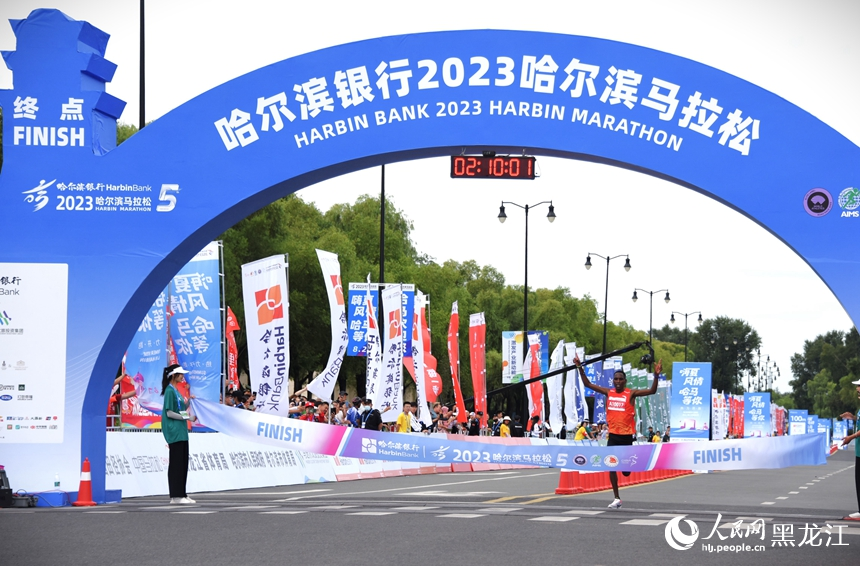 2023哈尔滨马拉松赛鸣枪开跑