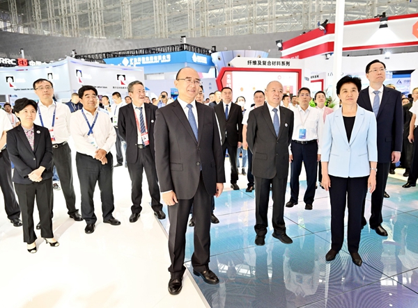 Before the opening ceremony, Xu Qin, Liang Huiling, Wang Jiangping and other leaders and guests visited the conference exhibition site and interacted with exhibitors at home and abroad.