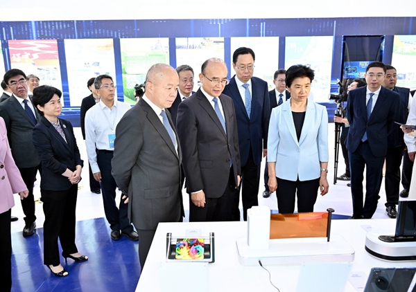 Before the opening ceremony, Xu Qin, Liang Huiling, Wang Jiangping and other leaders and guests visited the conference exhibition site and interacted with exhibitors at home and abroad.