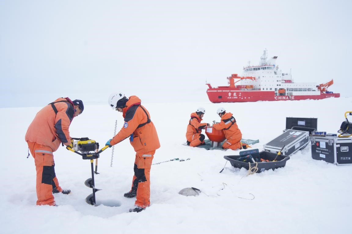 中國第13次北冰洋科學考察隊在北極點附近開展海冰綜合作業。自然資源部供圖