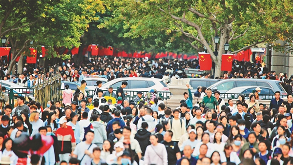 10月1日，哈爾濱中央大街游人如織。黑龍江日報記者 張澍攝