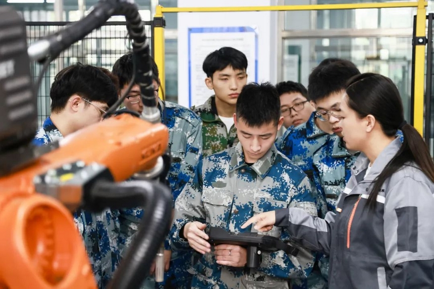 哈尔滨华德学院焊接技术与工程学生在实训室进行实践操作。